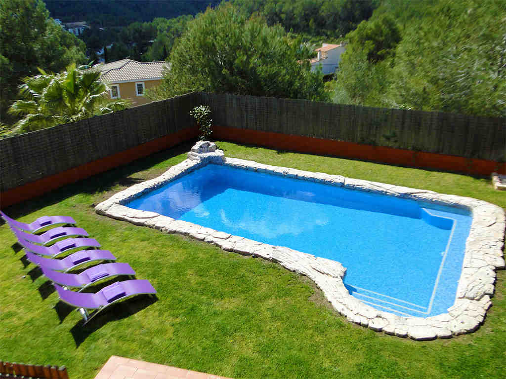 Location de villa à sitges: jardin avec grande piscine