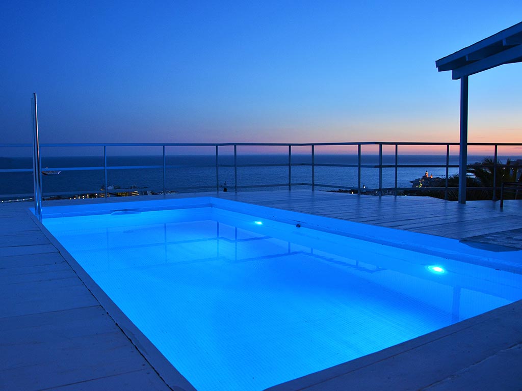 Location de Villa à Barcelone au bord de la mer: piscine avec vue sur le coucher de soleil