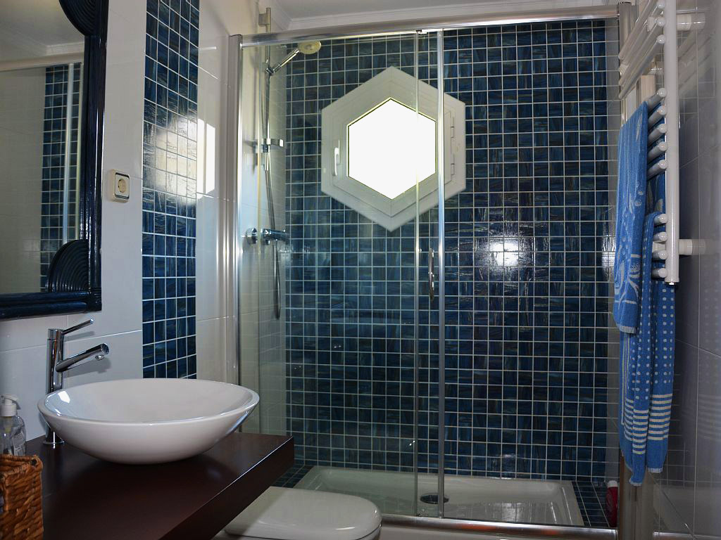 Appartement à louer à Sitges: salle de bain avec douche