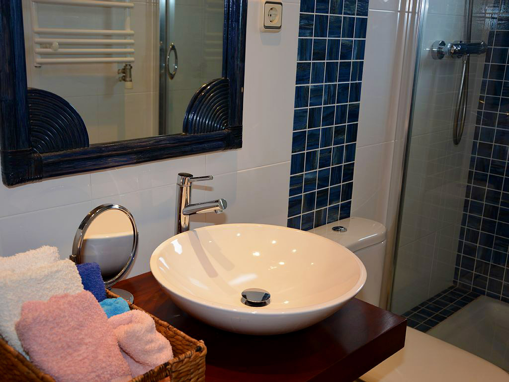 Appartement à louer à Sitges: robinet / miroir