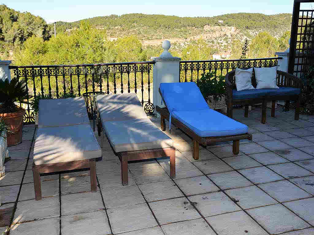 Villa de vacances à Sitges: terrasse avec chaises longues