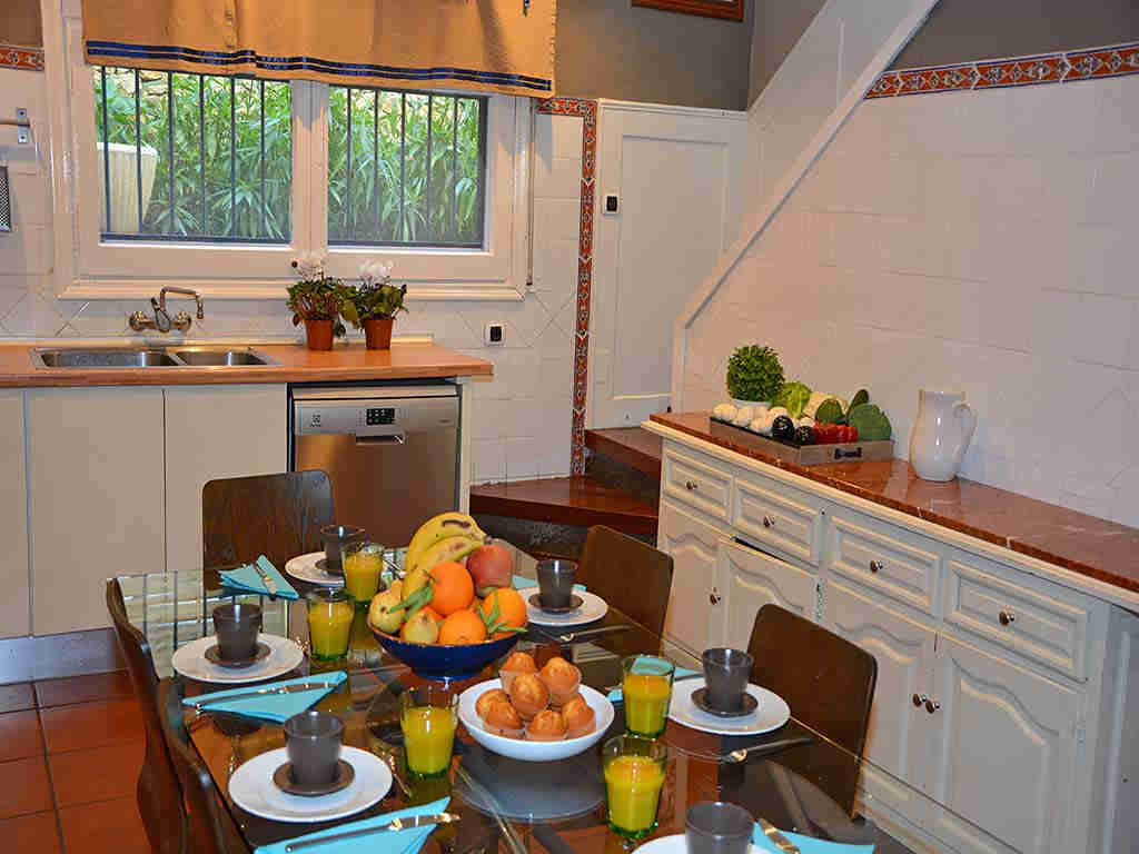 Villa de vacances à Sitges: cuisine avec table