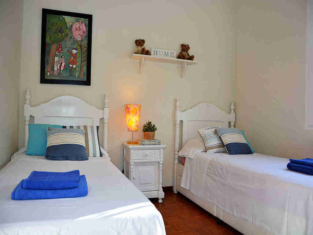 Villa de vacances à Sitges: chambre avec deux lits individuels