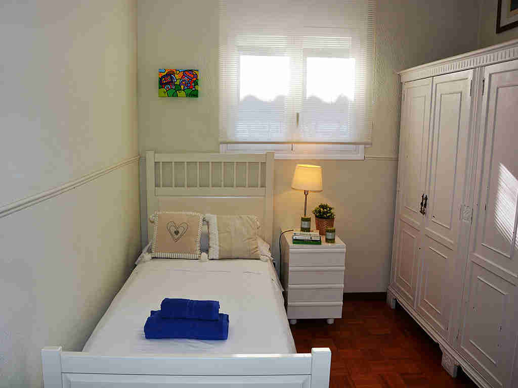 Villa de vacances à Sitges: chambre avec un lit individuel