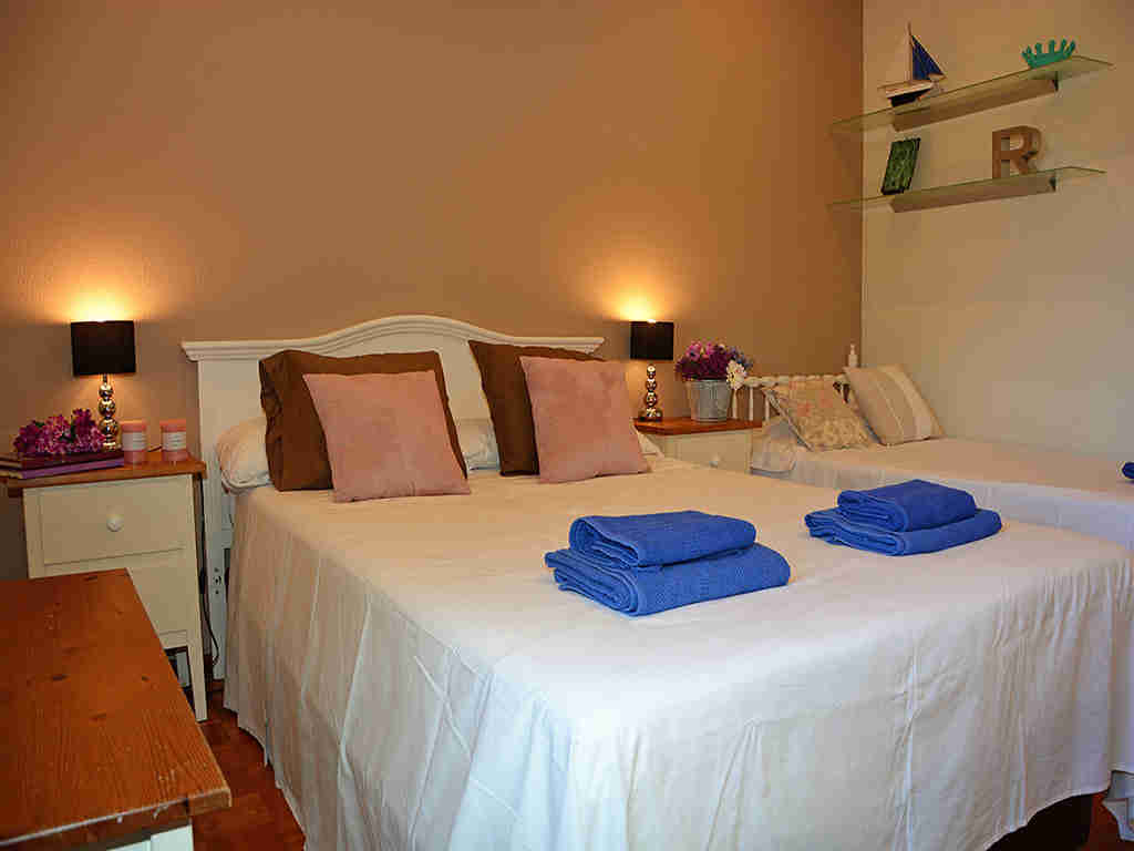 Villa de vacances à Sitges: chambre avec 3 lits