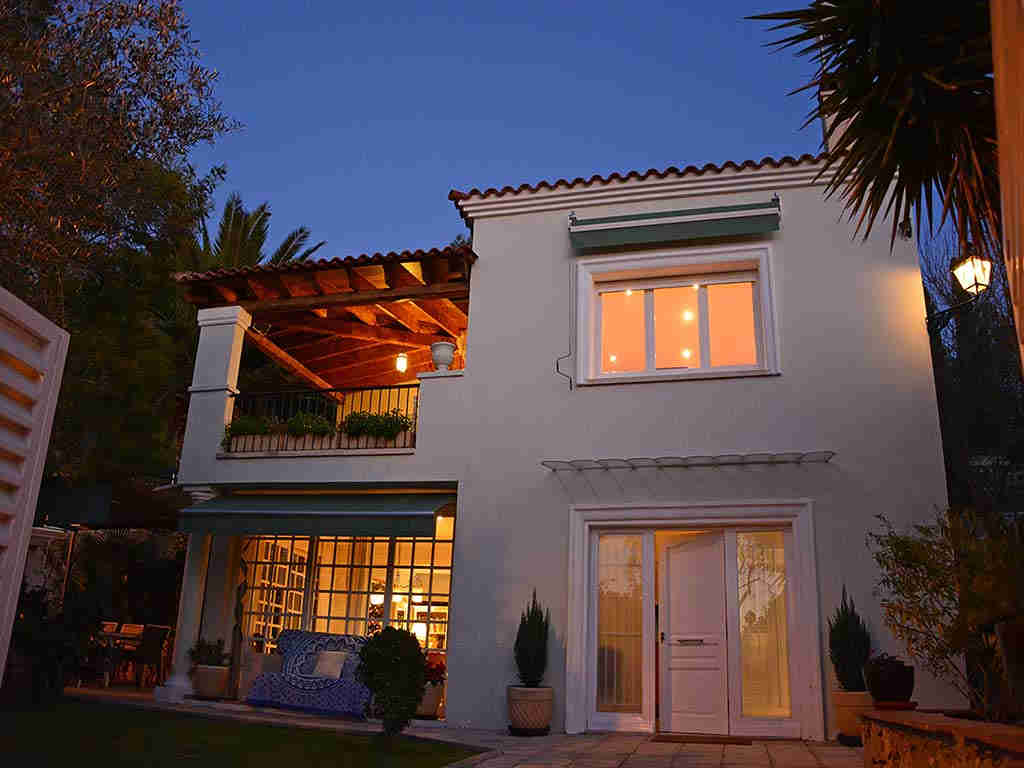 Villa de vacances à Sitges: façade pendant la nuit
