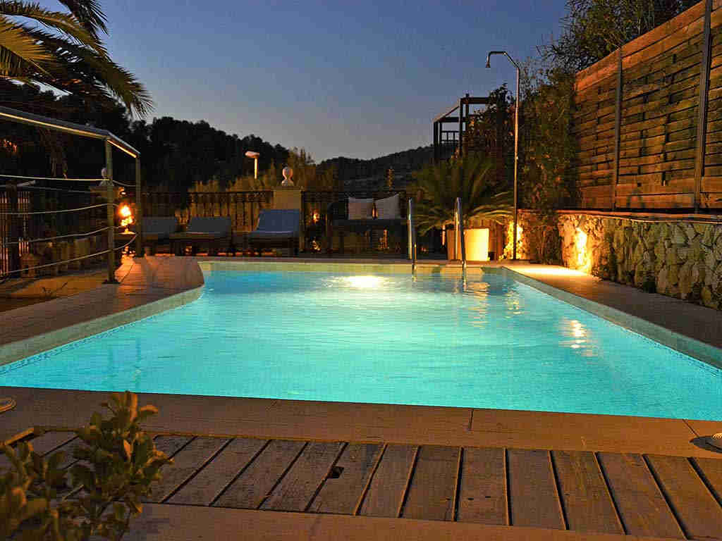 Villa de vacances à Sitges: piscine pendant la nuit