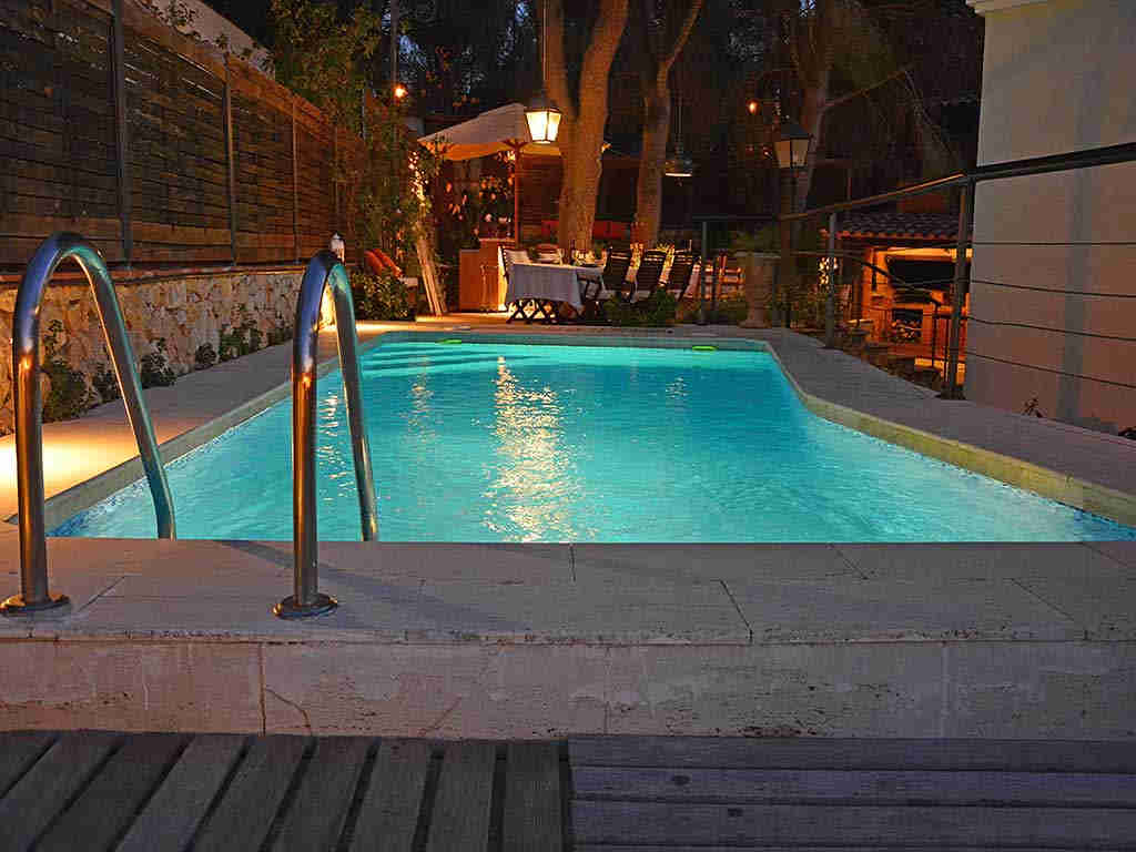 Villa de vacances à Sitges: piscine privée la nuit