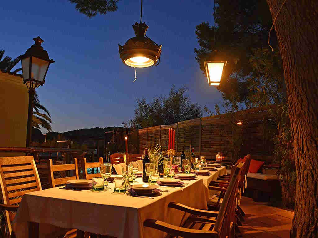 Villa de vacances à Sitges: salle a manger pendant la nuit