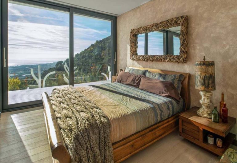 Grande chambre avec lit double et vue du haut de la montagne